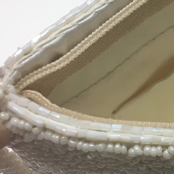 WHITE BEADED PURSE WITH RED ROSES - Picture 11 of 15